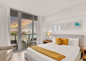 2 عدّة غرف نوم ومكتب وسرير سفر وواي فاي