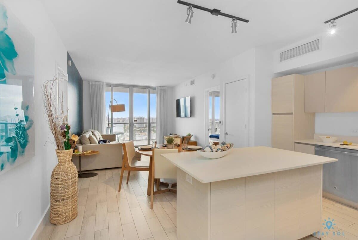 Infinite View| Balcony+ Amazing Pool+ Near Beach - Hallandale Beach, FL