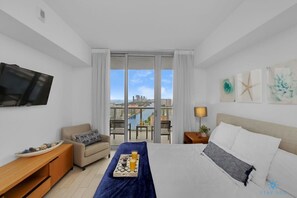 2 habitaciones, escritorio y tabla de planchar con plancha 
