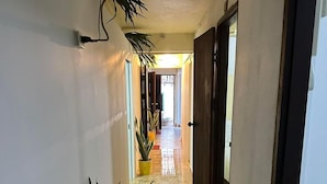 Tremannsrom – basic, 3 enkeltsenger (Shared Bathroom, located in basement) | Terrasse/patio