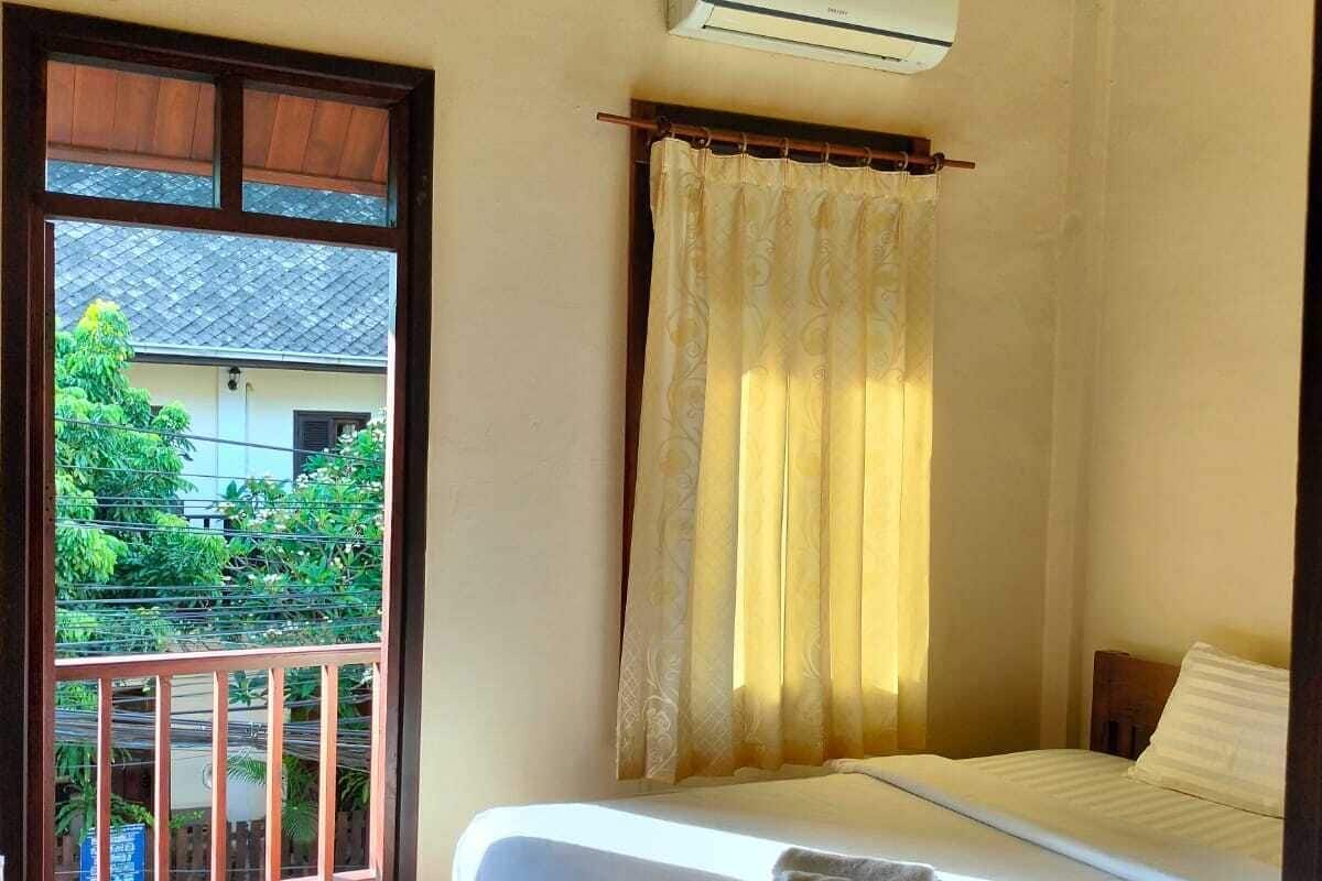 Escritorio, wifi gratis y ropa de cama