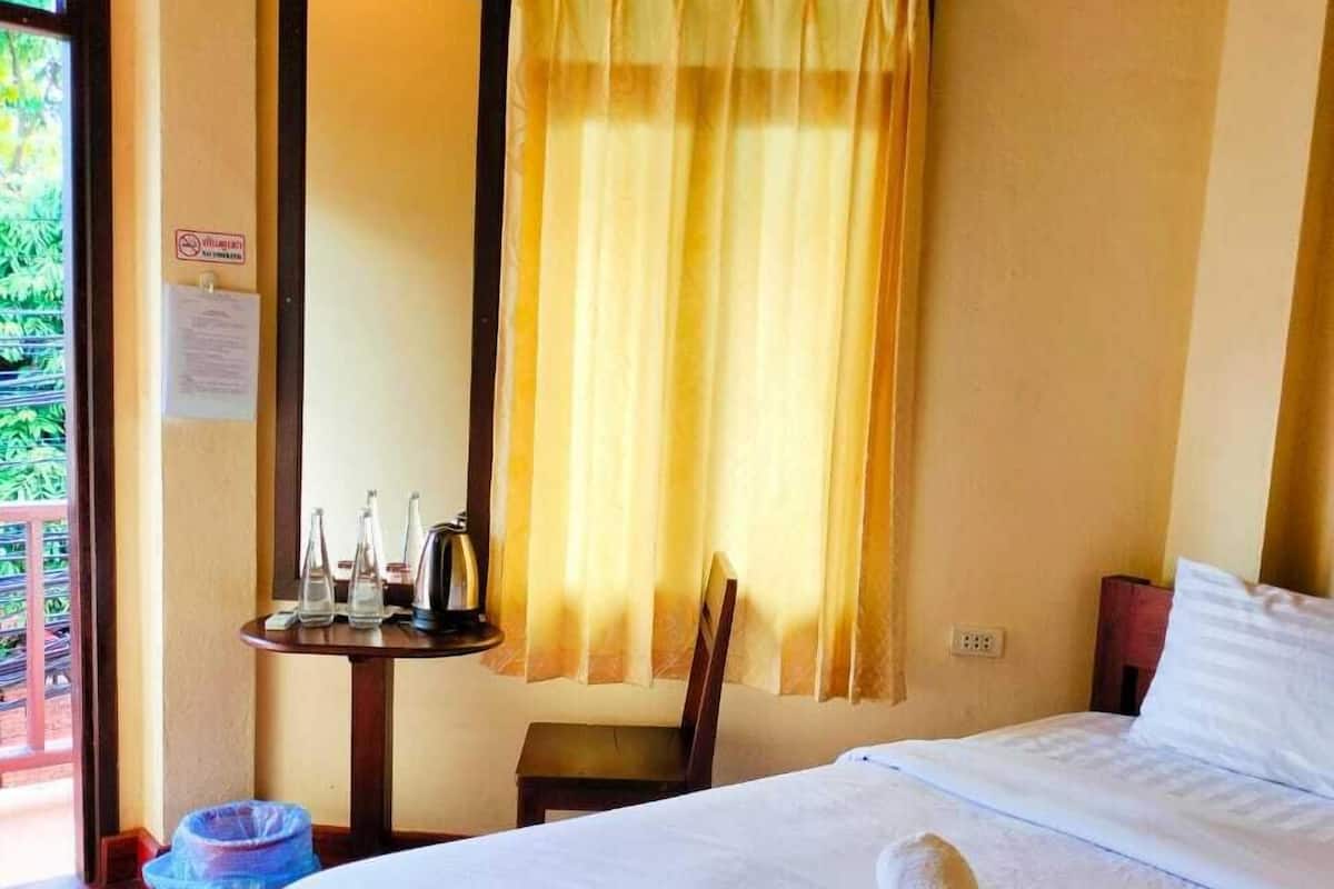 Escritorio, wifi gratis y ropa de cama