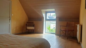 3 habitaciones, tabla de planchar con plancha y ropa de cama 