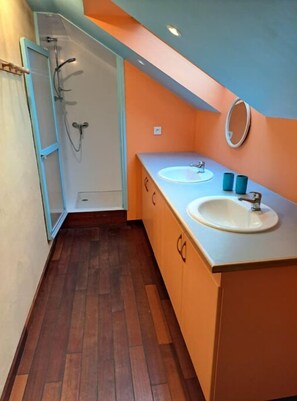 Secadora de cabello, toallas, jabón, papel de baño 