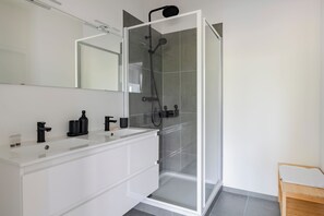 Classic Apartment | Bathroom | Towels, toilet paper - Brussels EU Design residence (Brussels)
