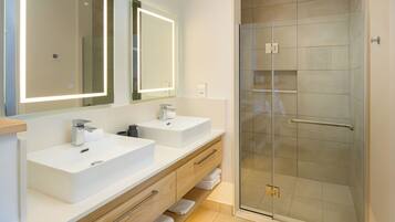 Basic Apartment | Bathroom