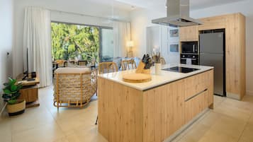 Departamento básico | Cocina privada | Refrigerador con congelador, microondas, horno y lavavajillas