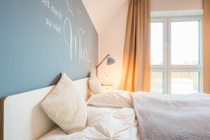 3 bedrooms, desk, travel cot, Internet