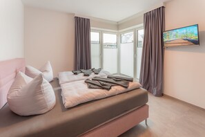 2 quartos, ferros/tábuas de passar roupa, berço de viagem