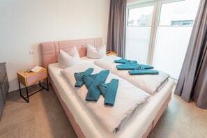 2 habitaciones, tabla de planchar con plancha, cuna de viaje y internet 