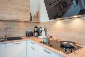 Frigorifero, forno, piano cottura, lavastoviglie