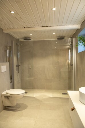 Superior appartement | Badkamer | Een regendouche, een haardroger, vloerverwarming, handdoeken