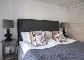 Superior Apartment | Individually decorated, individually furnished, free WiFi, bed sheets