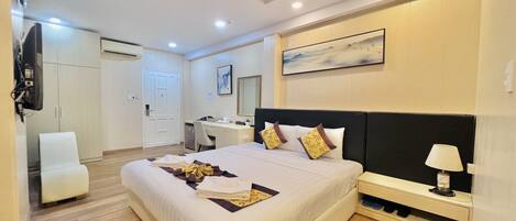 VIP King | Desk, blackout drapes, soundproofing, free WiFi