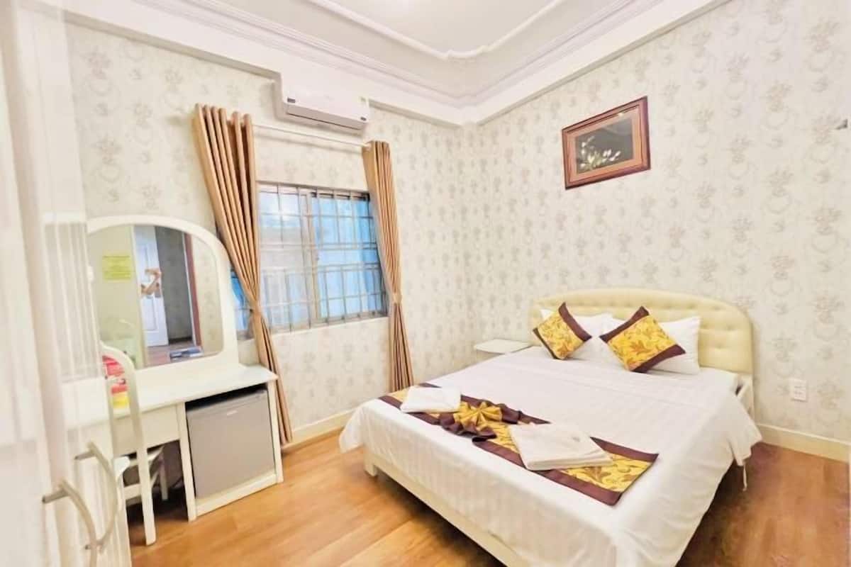 Schreibtisch, Verdunkelungsvorhänge, schallisolierte Zimmer