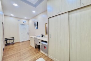 VIP King | Desk, blackout curtains, soundproofing, free WiFi - Truc Huyen Hotel (Ho Chi Minh City)