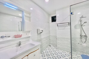 VIP King | Bathroom | Shower, designer toiletries, hair dryer, slippers - Truc Huyen Hotel (Ho Chi Minh City)