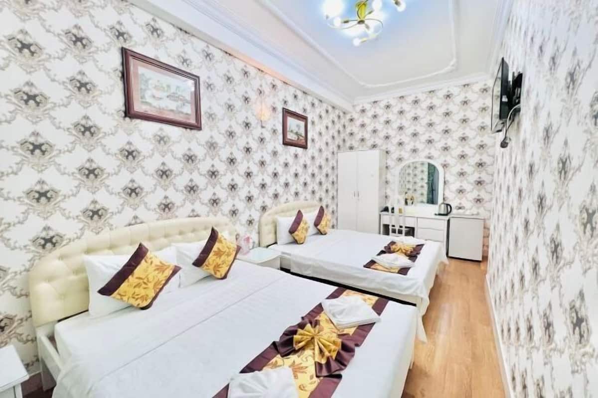 Schreibtisch, Verdunkelungsvorhänge, schallisolierte Zimmer