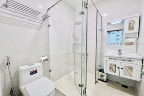 Kamar Keluarga | Kamar mandi | Shower, perlengkapan mandi desainer, pengering rambut, dan sandal