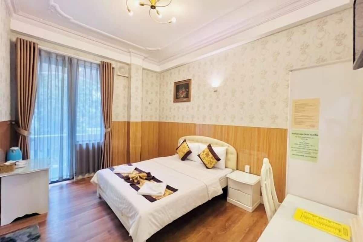 Schreibtisch, Verdunkelungsvorhänge, schallisolierte Zimmer