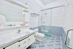 Executive Queen | Bathroom | Shower, designer toiletries, hair dryer, slippers - Truc Huyen Hotel (Ho Chi Minh City)