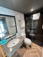 Double Room | Bathroom | Free toiletries, hair dryer