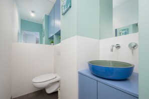 Badrock, handdukar och toalettpapper