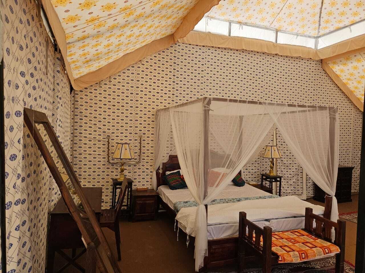 Una habitación con cama con dosel, dos mesitas de noche y un dosel sobre la cama.
