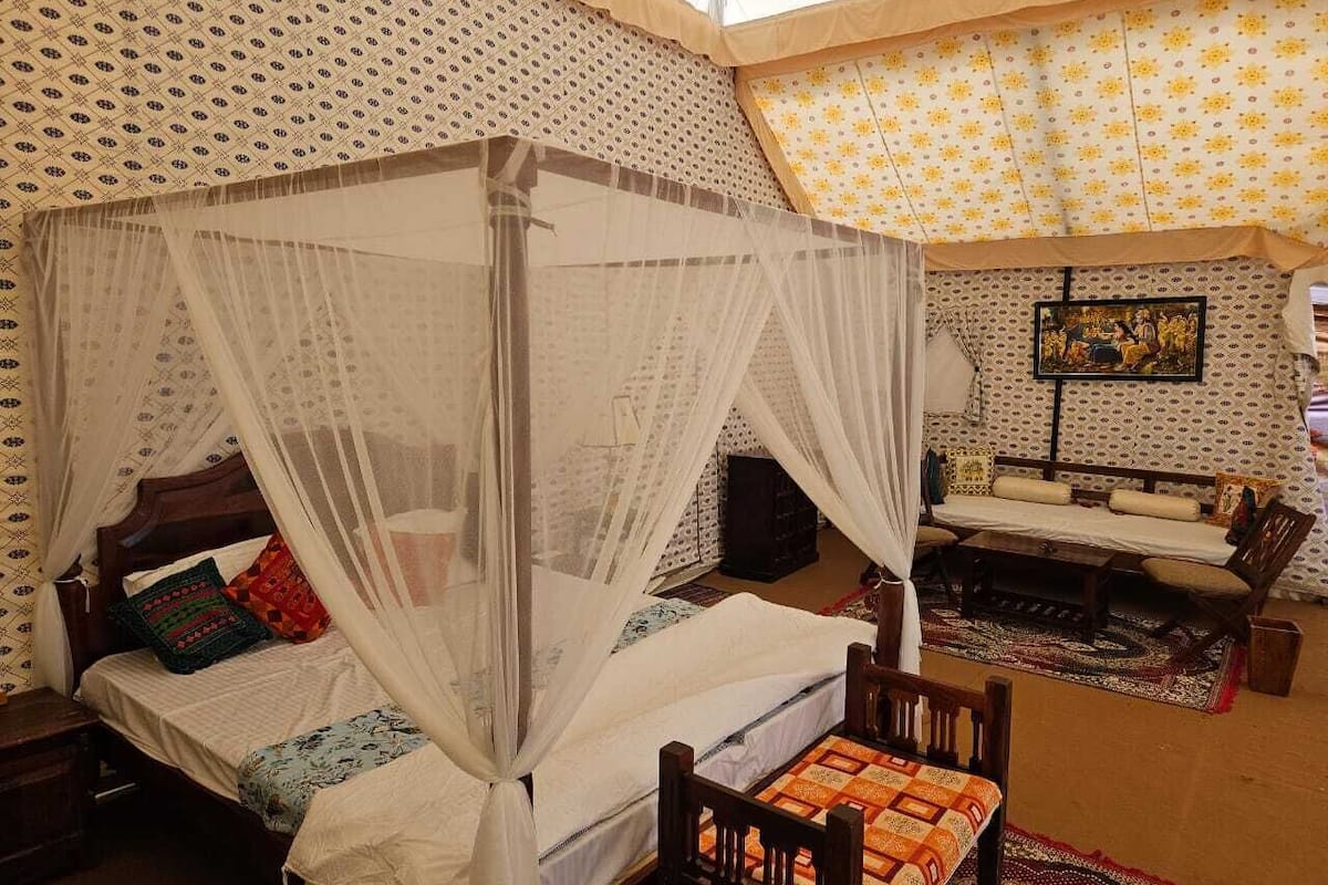 Premium tent | 1 slaapkamer, bedden met traagschuimmatras, een bureau, gratis wifi