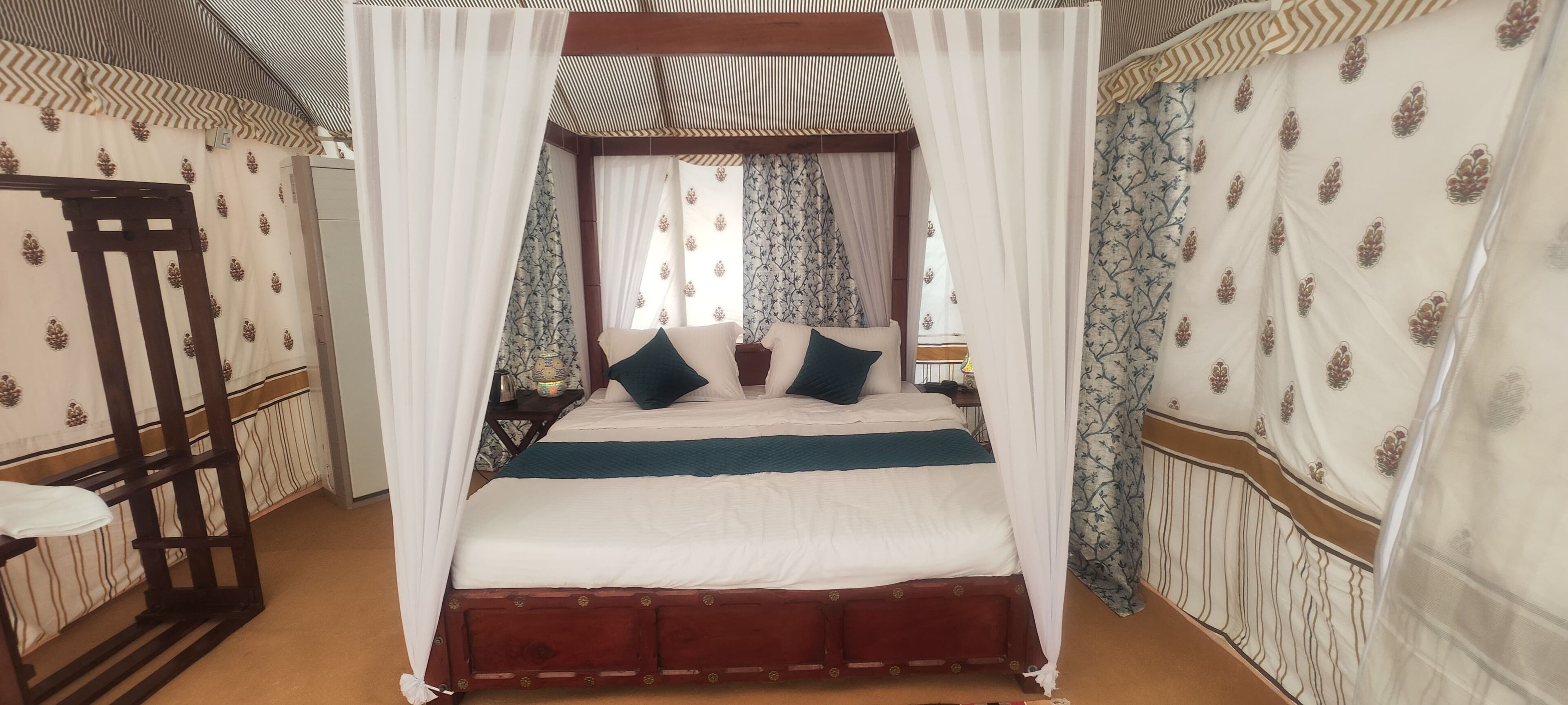 Tenda Mewah | Busa memori, meja kerja, dan Wi-Fi gratis