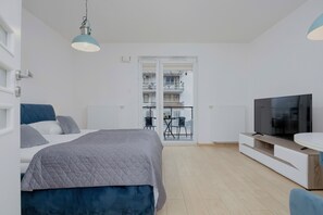 En 24-tommers Flatskjerm-TV med Parabol-TV samt strømmetjenester