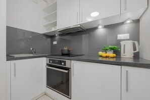 Studio, balkong | Eget kjøkken | Ovn, kaffetrakter/tekoker, vannkoker og kjøkkenutstyr