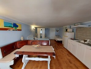 1 habitación, tabla de planchar con plancha y ropa de cama 