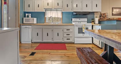 Blue Pine Retreat! Hot Tub! Pet-friendly! Views!