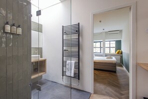 Comfort Double Room, 1 Queen Bed | Bathroom | Shower, rainfall showerhead, designer toiletries, hair dryer - Badhuis Hotel (Utrecht)
