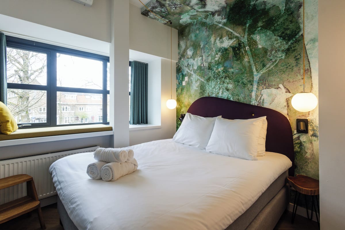 Doppia Standard, 1 letto queen | Biancheria da letto ipoallergenica, cassaforte in camera, una scrivania