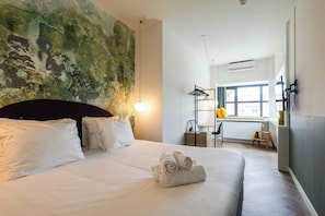 Quarto casal superior, vista para a cidade | Roupas de cama antialérgicas, cofres nos quartos, escrivaninha