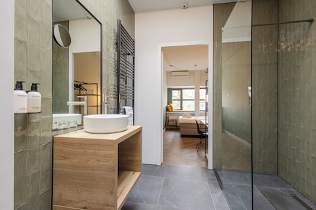 Hypo-allergenic bedding, in-room safe, desk, laptop workspace. Badhuis Hotel