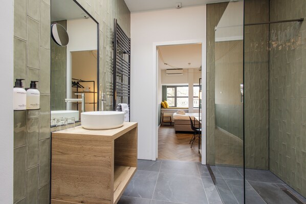 Hypo-allergenic bedding, in-room safe, desk, laptop workspace - Badhuis Hotel (Utrecht)