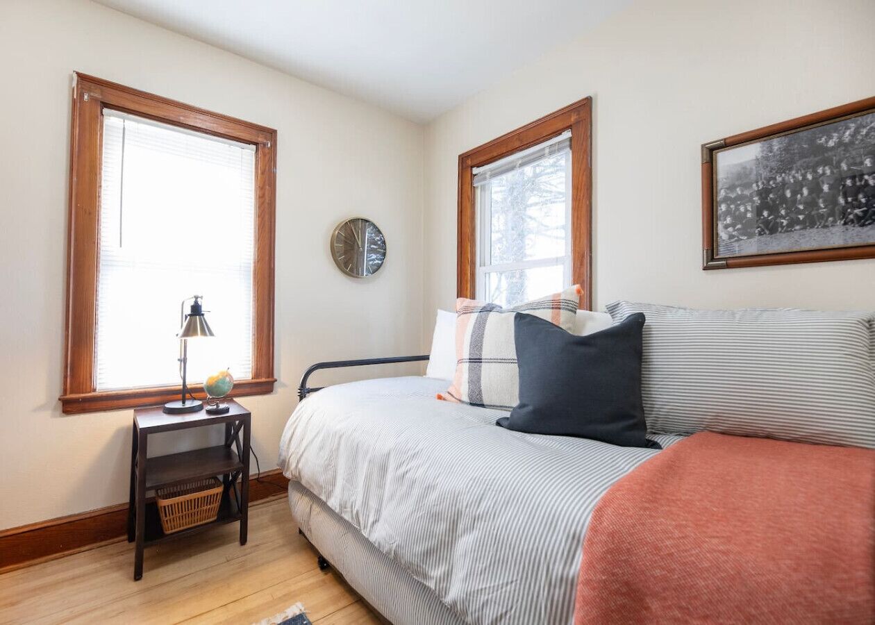 2 slaapkamers, een bureau, een strijkplank/strijkijzer, reisbedje