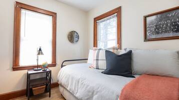 2 slaapkamers, een bureau, een strijkplank/strijkijzer, reisbedje