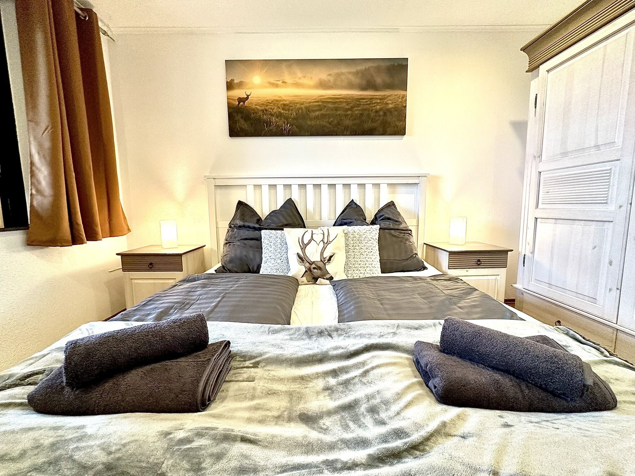 2 dormitoris, escriptori i planxa i posts de planxar 