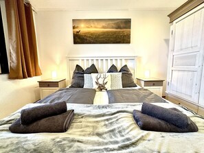 2 bedrooms, desk, iron/ironing board, travel cot