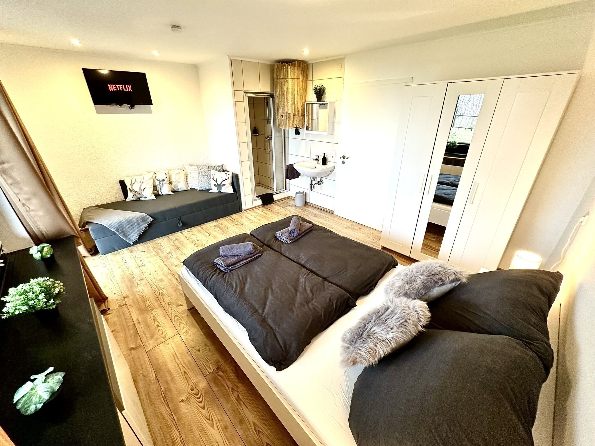 2 bedrooms, desk, iron/ironing board, travel cot
