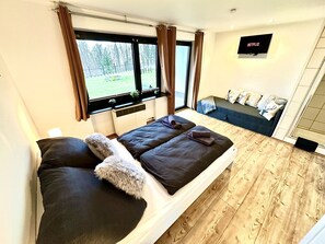 2 slaapkamers, een bureau, een strijkplank/strijkijzer, reisbedje