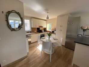 Fridge, microwave, oven, dishwasher - St-Jorioz, appartement au calme, 4pers, terrasse (Saint-Jorioz)