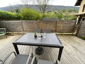 Outdoor dining - St-Jorioz, appartement au calme, 4pers, terrasse (Saint-Jorioz)