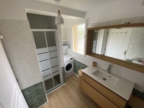 Bruser, hårtørrer, håndklæder