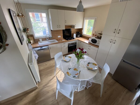 Køleskab, mikrobølgeovn, ovn, kogeplade