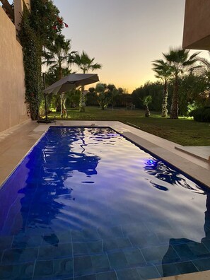 Outdoor pool, a heated pool - Grande Villa Très Proche Centre Ville, Avec Piscine, Terrain de Boules sur Golf (Marrakech)